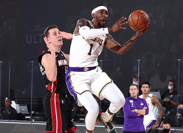 他在攻防两 他在攻防两